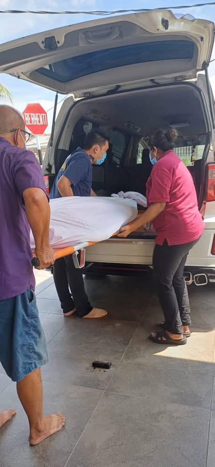 其实这相片里有四个人