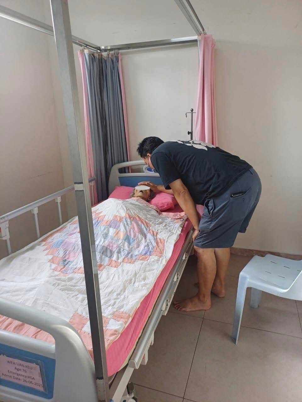 一样的陪伴却已经是天人相隔了。。